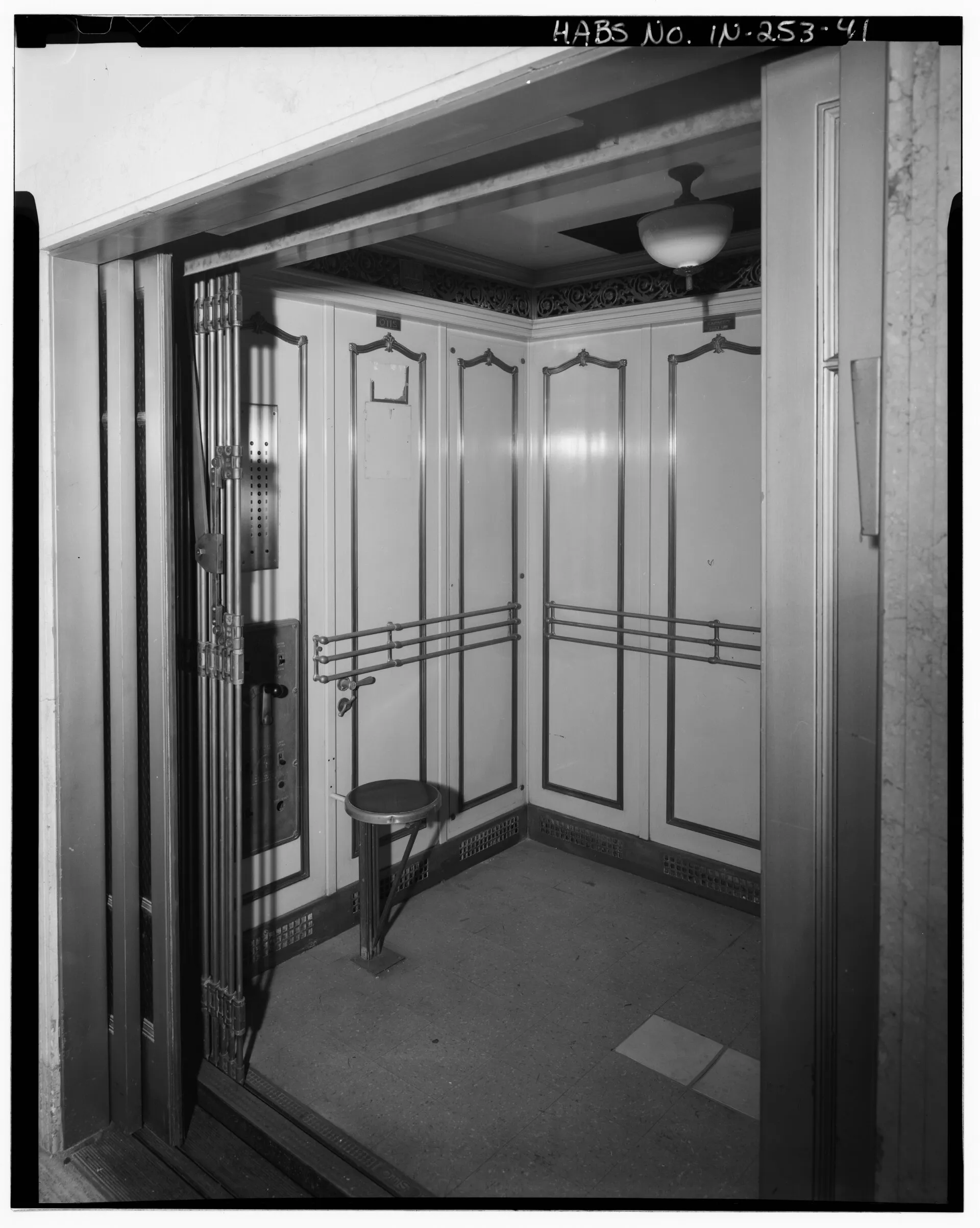 Modern lift belseje, tompa vészvilágítás